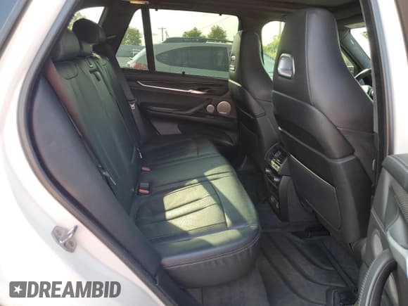 ✅ 2017 BMW X5 M • VIN: 5YMKT6C33H0U39530 • Lot: 70622145. Wystawiony na Copart z przebiegiem 96 324 mil. Bezpłatny archiwum sprzedaży aukcyjnych z USA i szczegółowy raport historii pojazdu na DreamBid. Zdjęcie 11.