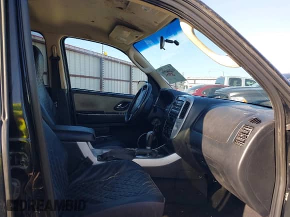 2005 Mercury Mariner Luxury z VIN 4M2YU561X5DJ15381, wystawiony jako IAAI lot #41295590 z przebiegiem 215 077 mil mil oraz . Historia ofert i sprzedaży dostępna na DreamBid. Obrazek 5.