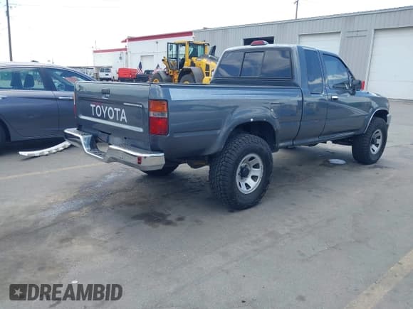 ✅ 1994 Toyota Pickup DX • VIN: 4TAVN13D7RZ279379 • Lot: 42475035. Listed on IAAI with 182,016 mi. Free auction sales archive from the USA and detailed vehicle history report at DreamBid. Image 4.