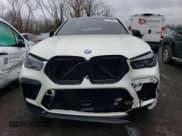 ✅ 2022 BMW X6 M • VIN: 5YMCY0C07N9L41651 • Lot: 39158684. Wystawiony na Copart z przebiegiem Nie podano. Bezpłatny archiwum sprzedaży aukcyjnych z USA i szczegółowy raport historii pojazdu na DreamBid. Zdjęcie 5.