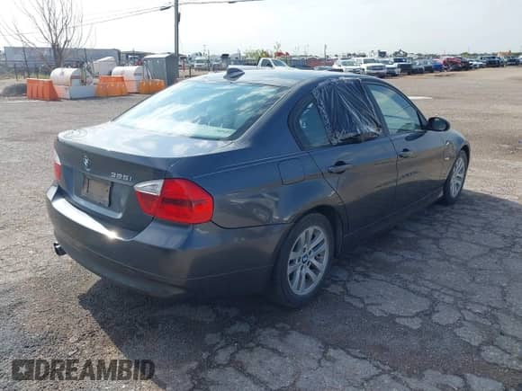 2006 BMW 3 Series 325i z VIN WBAVB13546PT26281, wystawiony jako IAAI lot #42443724 z przebiegiem 55 310 mil mil oraz . Historia ofert i sprzedaży dostępna na DreamBid. Obrazek 4.