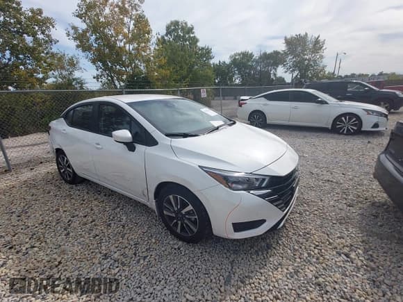 ✅ 2025 Nissan Versa SV • VIN: 3N1CN8EV4SL861241 • Lot: 43356325. Wystawiony na IAAI z przebiegiem 1 690 mil. Bezpłatny archiwum sprzedaży aukcyjnych z USA i szczegółowy raport historii pojazdu na DreamBid. Zdjęcie 1.