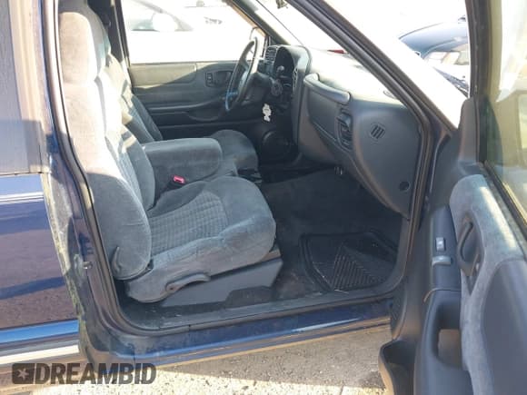 ✅ 2001 Chevrolet S-10 LS • VIN: 1GCDT19W818112747 • Лот: 43305541. Опубликован ранее на IAAI с пробегом 139 684 миль. Бесплатный доступ к архиву аукционных продаж из США и подробный отчёт об истории автомобиля на DreamBid. Изображение 5.