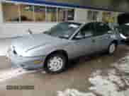 1998 Saturn SL z VIN 1G8ZF5285WZ204569, wystawiony jako Copart lot #43624765 z przebiegiem 318 544 mil mil oraz Szkoda całkowita • Salvage title. Historia ofert i sprzedaży dostępna na DreamBid. Obrazek 1.