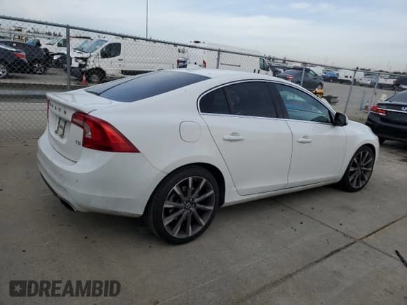 ✅ 2015 Volvo S60 T5 Drive-E Platinum • VIN: YV140MFD7F2301858 • Лот: 44586105. Опубликован ранее на Copart с пробегом 50 575 миль. Бесплатный доступ к архиву аукционных продаж из США и подробный отчёт об истории автомобиля на DreamBid. Изображение 3.