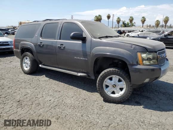 2010 Chevrolet Suburban LT z VIN 1GNUKJE38AR171393, wystawiony jako Copart lot #69954525 z przebiegiem 232 489 mil mil oraz Szkoda całkowita • Salvage title. Historia ofert i sprzedaży dostępna na DreamBid. Obrazek 4.