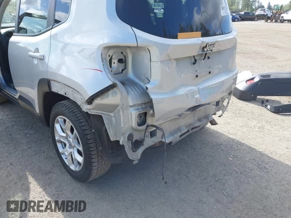 ✅ 2017 Jeep Renegade Altitude • VIN: ZACCJABB0HPF03399 • Lot: 42204522. Wystawiony na IAAI z przebiegiem 60 100 mil. Bezpłatny archiwum sprzedaży aukcyjnych z USA i szczegółowy raport historii pojazdu na DreamBid. Zdjęcie 6.