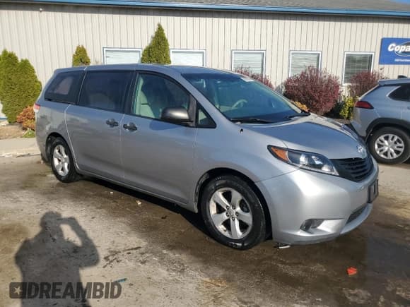 ✅ 2011 Toyota Sienna • VIN: 5TDZK3DC2BS155527 • Lot: 92802835. Listed on Copart with 155,581 mi. Free auction sales archive from the USA and detailed vehicle history report at DreamBid. Image 4.