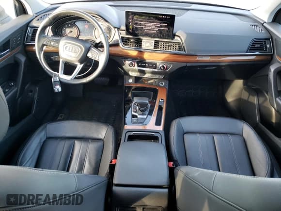 ✅ 2022 Audi Q5 S line Premium • VIN: WA1GAAFY2N2063671 • Lot: 92275235. Wystawiony na Copart z przebiegiem 24 962 mil. Bezpłatny archiwum sprzedaży aukcyjnych z USA i szczegółowy raport historii pojazdu na DreamBid. Zdjęcie 8.