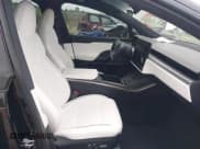 ✅ 2023 Tesla Model X Plaid • VIN: 7SAXCBE6XPF400502 • Lot: 42689732. Wystawiony na IAAI z przebiegiem Nie podano. Bezpłatny archiwum sprzedaży aukcyjnych z USA i szczegółowy raport historii pojazdu na DreamBid. Zdjęcie 5.