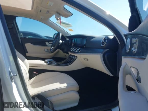 ✅ 2017 Mercedes-Benz E 300 Luxury • VIN: WDDZF4KB7HA123723 • Lot: 42023983. Wystawiony na IAAI z przebiegiem 84 531 mil. Bezpłatny archiwum sprzedaży aukcyjnych z USA i szczegółowy raport historii pojazdu na DreamBid. Zdjęcie 5.