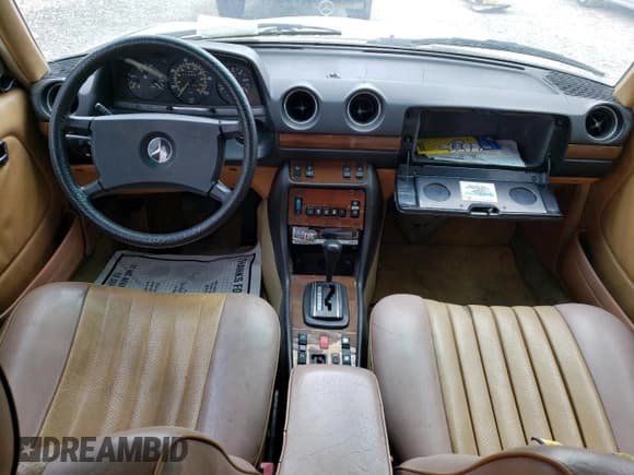 ✅ 1984 Mercedes-Benz 300 D • VIN: WDBAB33A6EA136928 • Лот: 79703564. Опубликован ранее на Copart с пробегом 202 824 миль. Бесплатный доступ к архиву аукционных продаж из США и подробный отчёт об истории автомобиля на DreamBid. Изображение 8.