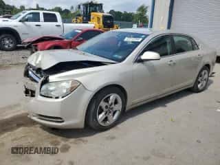 2010 Chevrolet Malibu 1LT z VIN 1G1ZC5EB9AF125902, wystawiony jako Copart lot #62219704 z przebiegiem Nie podano mil oraz Szkoda całkowita • Salvage title. Historia ofert i sprzedaży dostępna na DreamBid. Obrazek 1.