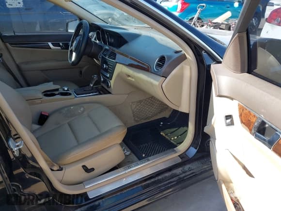 ✅ 2014 Mercedes-Benz C 250 Sport • VIN: WDDGF4HB9EA964050 • Lot: 42972589. Listed on IAAI with 183,610 mi. Free auction sales archive from the USA and detailed vehicle history report at DreamBid. Image 5.