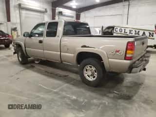 1999 Chevrolet Silverado 2500 LS z VIN 1GCGK29U5XE212688, wystawiony jako Copart lot #51125315 z przebiegiem 155 155 mil mil oraz Szkoda całkowita • Salvage title. Historia ofert i sprzedaży dostępna na DreamBid. Obrazek 2.