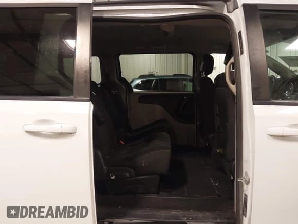 ✅ 2018 Dodge Grand Caravan SE Plus • VIN: 2C4RDGBG2JR138211 • Lot: 43348022. Wystawiony na IAAI z przebiegiem 121 656 mil. Bezpłatny archiwum sprzedaży aukcyjnych z USA i szczegółowy raport historii pojazdu na DreamBid. Zdjęcie 8.