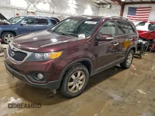 ✅ 2012 Kia Sorento LX • VIN: 5XYKT3A65CG305299 • Лот: 95410365. Опубликован ранее на Copart с пробегом 133 264 миль. Бесплатный доступ к архиву аукционных продаж из США и подробный отчёт об истории автомобиля на DreamBid. Изображение 1.