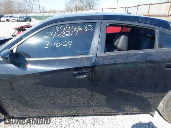 2015 Dodge Charger SRT Hellcat z VIN 2C3CDXL99FH860606, wystawiony jako IAAI lot #38994683 z przebiegiem 33 726 mil mil oraz . Historia ofert i sprzedaży dostępna na DreamBid. Obrazek 14.