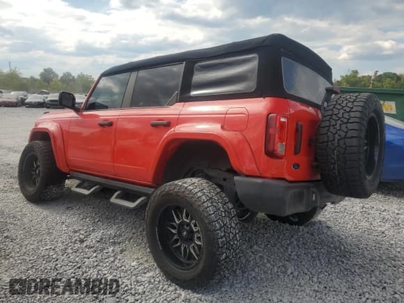 ✅ 2023 Ford Bronco • VIN: 1FMEE5BP8PLB77897 • Lot: 69131165. Wystawiony na Copart z przebiegiem 42 501 mil. Bezpłatny archiwum sprzedaży aukcyjnych z USA i szczegółowy raport historii pojazdu na DreamBid. Zdjęcie 2.