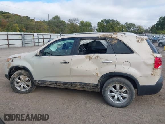 ✅ 2011 Kia Sorento LX • VIN: 5XYKT3A10BG087114 • Lot: 43511158. Listed on IAAI with 167,991 mi. Free auction sales archive from the USA and detailed vehicle history report at DreamBid. Image 15.