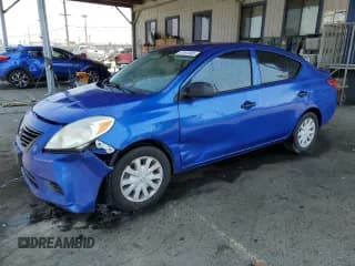 ✅ 2013 Nissan Versa S Plus • VIN: 3N1CN7AP0DL866649 • Lot: 67461805. Wystawiony na Copart z przebiegiem 187 001 mil. Bezpłatny archiwum sprzedaży aukcyjnych z USA i szczegółowy raport historii pojazdu na DreamBid. Zdjęcie 1.