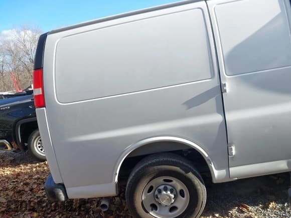 ✅ 2025 Chevrolet Express Cargo • VIN: 1GCWGAFPXS1187289 • Lot: 43699769. Wystawiony na IAAI z przebiegiem 9 913 mil. Bezpłatny archiwum sprzedaży aukcyjnych z USA i szczegółowy raport historii pojazdu na DreamBid. Zdjęcie 4.