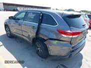 ✅ 2017 Toyota Highlander LE • VIN: 5TDZZRFH4HS221172 • Lot: 43181745. Wystawiony na IAAI z przebiegiem 123 086 mil. Bezpłatny archiwum sprzedaży aukcyjnych z USA i szczegółowy raport historii pojazdu na DreamBid. Zdjęcie 6.