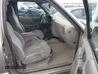 ✅ 1998 Chevrolet Blazer • VIN: 1GNDT13W2WK219934 • Lot: 43042757. Wystawiony na IAAI z przebiegiem 176 988 mil. Bezpłatny archiwum sprzedaży aukcyjnych z USA i szczegółowy raport historii pojazdu na DreamBid. Zdjęcie 5.