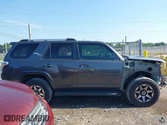 ✅ 2018 Toyota 4Runner SR5 • VIN: JTEBU5JR4J5489543 • Lot: 42557183. Wystawiony na IAAI z przebiegiem 142 296 mil. Bezpłatny archiwum sprzedaży aukcyjnych z USA i szczegółowy raport historii pojazdu na DreamBid. Zdjęcie 14.