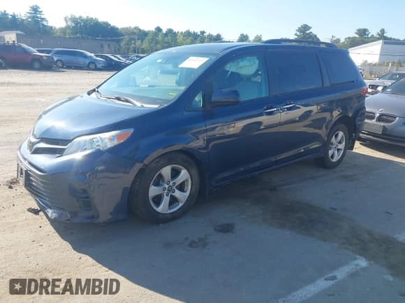 ✅ 2020 Toyota Sienna LE • VIN: 5TDKZ3DCXLS024652 • Lot: 43212727. Listed on IAAI with 32,100 mi. Free auction sales archive from the USA and detailed vehicle history report at DreamBid. Image 2.