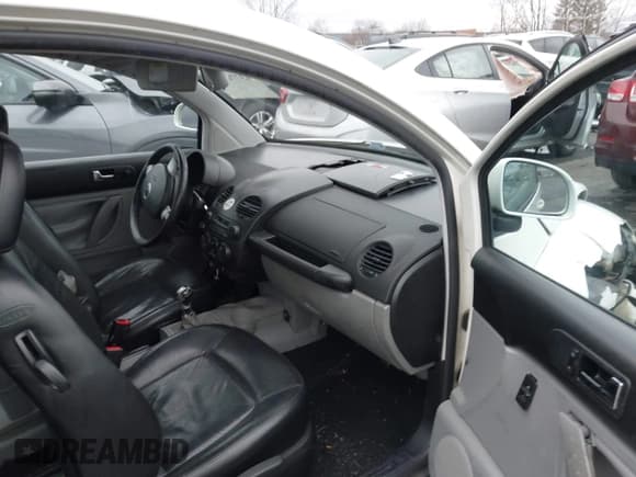 ✅ 2000 Volkswagen Beetle GLX • VIN: 3VWDD21C5YM416108 • Lot: 43776339. Listed on IAAI with 118,576 mi. Free auction sales archive from the USA and detailed vehicle history report at DreamBid. Image 5.