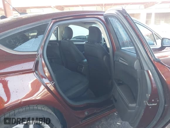 ✅ 2015 Ford Fusion SE • VIN: 3FA6P0HD6FR183772 • Lot: 43646414. Wystawiony na IAAI z przebiegiem 246 000 mil. Bezpłatny archiwum sprzedaży aukcyjnych z USA i szczegółowy raport historii pojazdu na DreamBid. Zdjęcie 8.