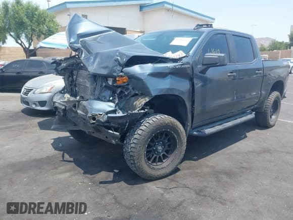 2020 Chevrolet Silverado 1500 Custom z VIN 3GCUYBEF6LG101921, wystawiony jako IAAI lot #42761613 z przebiegiem 72 944 mil mil oraz . Historia ofert i sprzedaży dostępna na DreamBid. Obrazek 2.