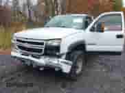 2007 Chevrolet Silverado 2500HD z VIN 1GBHK24U47E167887, wystawiony jako IAAI lot #43563092 z przebiegiem 133 727 mil mil oraz . Historia ofert i sprzedaży dostępna na DreamBid. Obrazek 6.