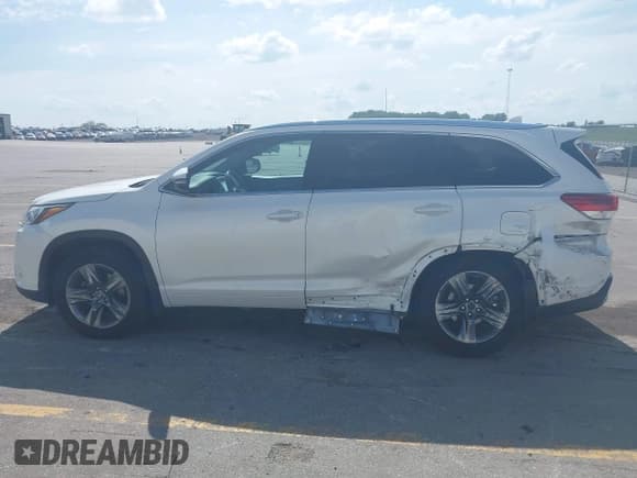 ✅ 2019 Toyota Highlander Limited • VIN: 5TDDZRFH9KS972799 • Lot: 42675544. Wystawiony na IAAI z przebiegiem 49 921 mil. Bezpłatny archiwum sprzedaży aukcyjnych z USA i szczegółowy raport historii pojazdu na DreamBid. Zdjęcie 14.