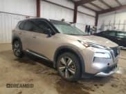 ✅ 2022 Nissan Rogue Platinum • VIN: JN8BT3DD8NW271900 • Lot: 82033065. Wystawiony na Copart z przebiegiem 15 108 mil. Bezpłatny archiwum sprzedaży aukcyjnych z USA i szczegółowy raport historii pojazdu na DreamBid. Zdjęcie 4.