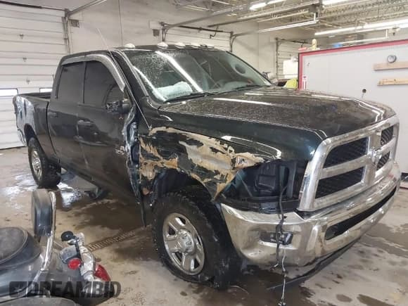 ✅ 2018 Ram 2500 Tradesman • VIN: 3C6UR5CJ3JG121229 • Лот: 41679189. Опубликован ранее на IAAI с пробегом 95 956 миль. Бесплатный доступ к архиву аукционных продаж из США и подробный отчёт об истории автомобиля на DreamBid. Изображение 1.