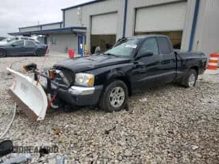 2005 Dodge Dakota SLT z VIN 1D7HW42K45S147642, wystawiony jako Copart lot #71209624 z przebiegiem 101 754 mil mil oraz Czysty tytuł • Clean title. Historia ofert i sprzedaży dostępna na DreamBid. Obrazek 1.