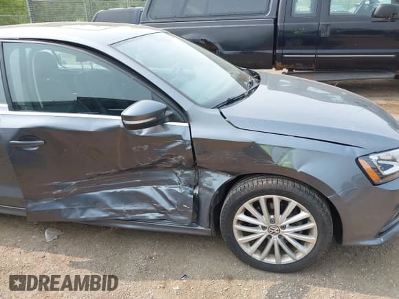 ✅ 2016 Volkswagen Jetta SEL • VIN: 3VWL17AJXGM256550 • Lot: 42402907. Wystawiony na IAAI z przebiegiem 74 004 mil. Bezpłatny archiwum sprzedaży aukcyjnych z USA i szczegółowy raport historii pojazdu na DreamBid. Zdjęcie 6.