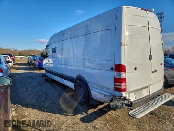 ✅ 2012 Mercedes-Benz Sprinter Cargo • VIN: WD3PE8CBXC5696931 • Lot: 95183215. Wystawiony na Copart z przebiegiem Nie podano. Bezpłatny archiwum sprzedaży aukcyjnych z USA i szczegółowy raport historii pojazdu na DreamBid. Zdjęcie 2.