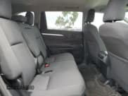 ✅ 2018 Toyota Highlander LE • VIN: 5TDBZRFHXJS877061 • Лот: 81778305. Опубликован ранее на Copart с пробегом 103 162 миль. Бесплатный доступ к архиву аукционных продаж из США и подробный отчёт об истории автомобиля на DreamBid. Изображение 10.