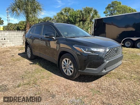 ✅ 2023 Toyota Corolla Cross LE • VIN: 7MUCAABG5PV072089 • Lot: 92633655. Wystawiony na Copart z przebiegiem 34 488 mil. Bezpłatny archiwum sprzedaży aukcyjnych z USA i szczegółowy raport historii pojazdu na DreamBid. Zdjęcie 1.