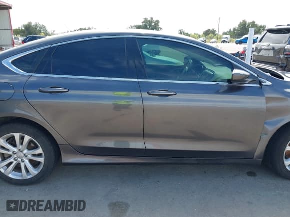 ✅ 2015 Chrysler 200 Limited • VIN: 1C3CCCAB8FN722483 • Lot: 43335077. Wystawiony na IAAI z przebiegiem 147 154 mil. Bezpłatny archiwum sprzedaży aukcyjnych z USA i szczegółowy raport historii pojazdu na DreamBid. Zdjęcie 13.