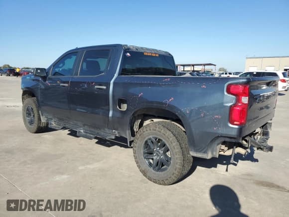 ✅ 2020 Chevrolet Silverado 1500 Custom Trail Boss • VIN: 3GCPYCEF0LG261005 • Lot: 79457544. Wystawiony na Copart z przebiegiem 82 236 mil. Bezpłatny archiwum sprzedaży aukcyjnych z USA i szczegółowy raport historii pojazdu na DreamBid. Zdjęcie 2.
