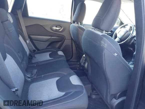 ✅ 2014 Jeep Cherokee Latitude • VIN: 1C4PJMCS3EW152522 • Lot: 43508623. Wystawiony na IAAI z przebiegiem 182 642 mil. Bezpłatny archiwum sprzedaży aukcyjnych z USA i szczegółowy raport historii pojazdu na DreamBid. Zdjęcie 8.