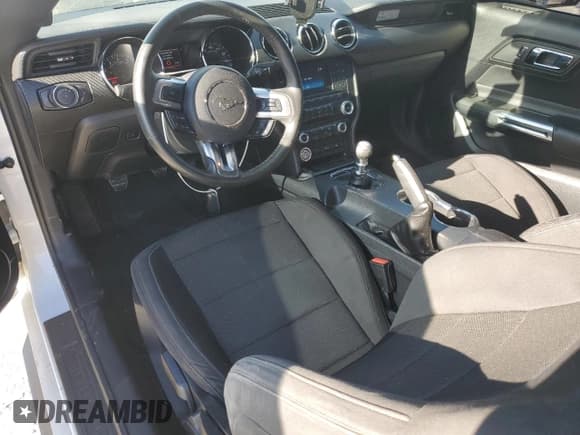 ✅ 2015 Ford Mustang V6 • VIN: 1FA6P8AM5F5394490 • Lot: 92239705. Wystawiony na Copart z przebiegiem 122 109 mil. Bezpłatny archiwum sprzedaży aukcyjnych z USA i szczegółowy raport historii pojazdu na DreamBid. Zdjęcie 8.