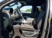 ✅ 2021 Ford Expedition XLT • VIN: 1FMJU1JT9MEA25782 • Lot: 81387195. Wystawiony na Copart z przebiegiem 68 231 mil. Bezpłatny archiwum sprzedaży aukcyjnych z USA i szczegółowy raport historii pojazdu na DreamBid. Zdjęcie 7.