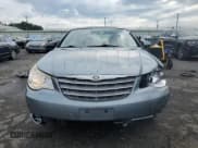 ✅ 2009 Chrysler Sebring Touring • VIN: 1C3LC55D09N527148 • Lot: 63204985. Wystawiony na Copart z przebiegiem 107 403 mil. Bezpłatny archiwum sprzedaży aukcyjnych z USA i szczegółowy raport historii pojazdu na DreamBid. Zdjęcie 5.