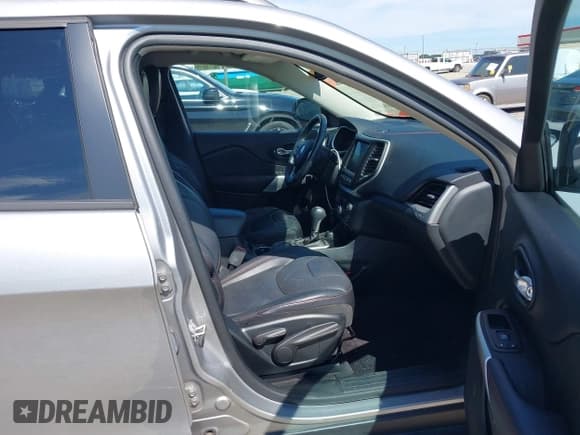 ✅ 2017 Jeep Cherokee Trailhawk L Plus • VIN: 1C4PJMBS5HD214410 • Lot: 43075418. Wystawiony na IAAI z przebiegiem 77 527 mil. Bezpłatny archiwum sprzedaży aukcyjnych z USA i szczegółowy raport historii pojazdu na DreamBid. Zdjęcie 5.