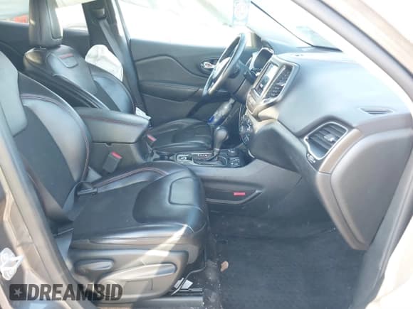 ✅ 2019 Jeep Cherokee Trailhawk • VIN: 1C4PJMBX3KD246100 • Lot: 41191581. Wystawiony na IAAI z przebiegiem 98 124 mil. Bezpłatny archiwum sprzedaży aukcyjnych z USA i szczegółowy raport historii pojazdu na DreamBid. Zdjęcie 5.